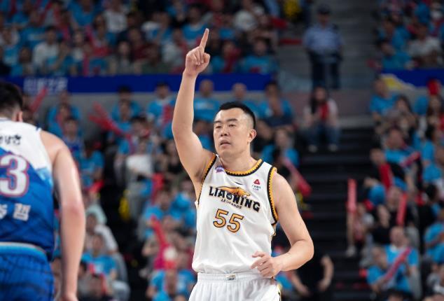 2分!辽篮内线新星一战暴露弱项接班韩德君还早