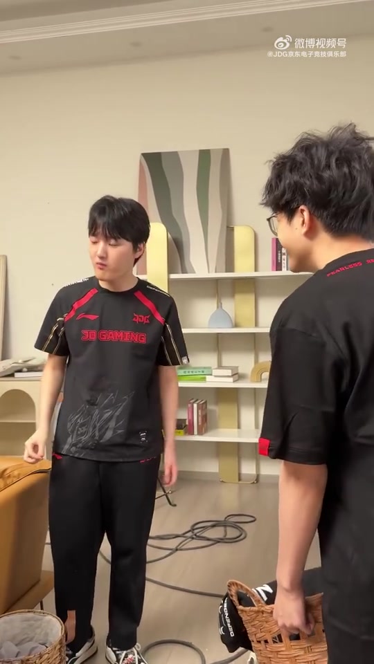 JDG生活短片众人围观Peyz吃辣条：Xun：好好吃Peyz：好吃诶
