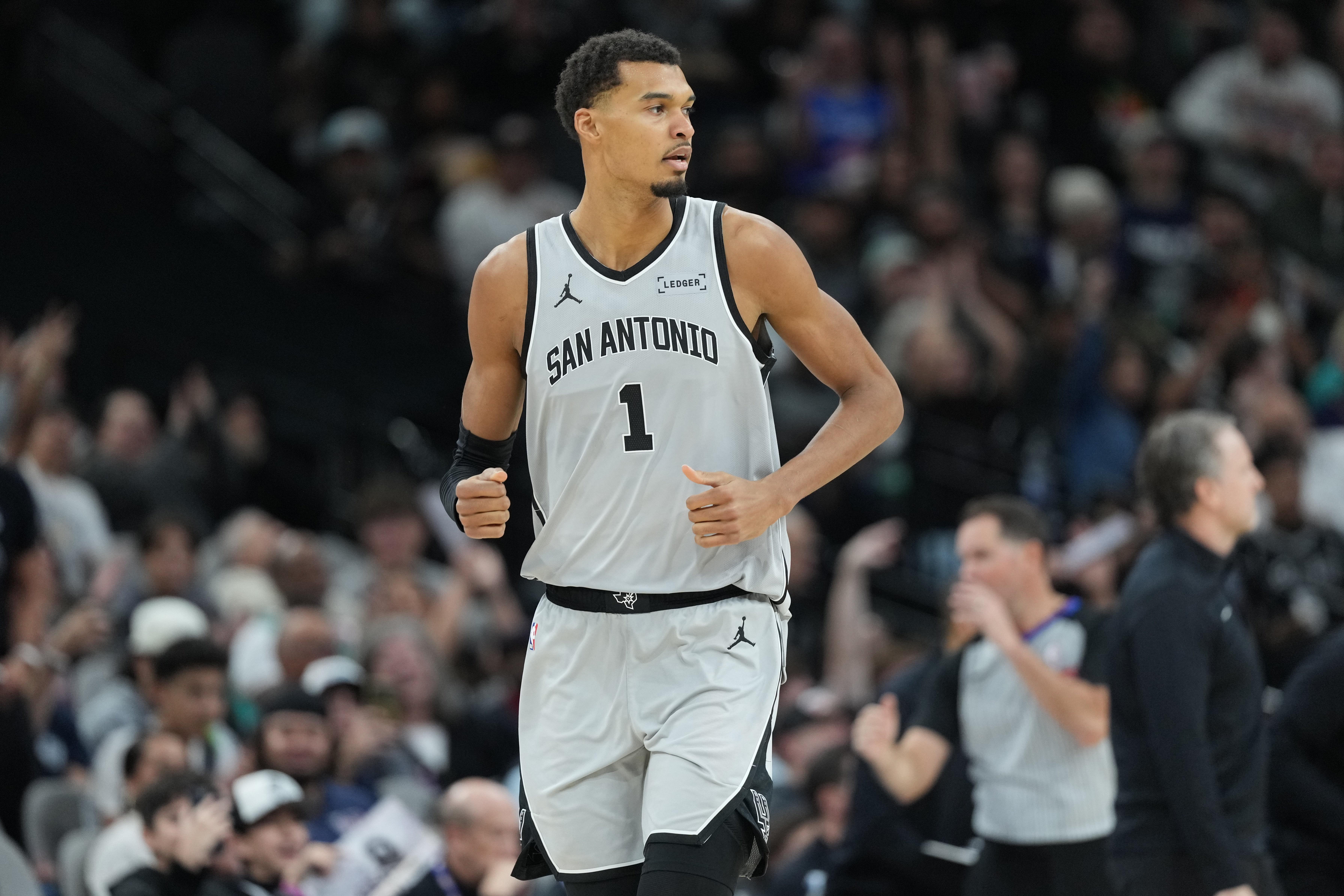 一夜消息：马刺三杀雷霆，库里迎里程碑，小里突发伤情