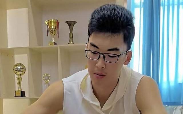 山东男篮签3新星，3+3射手离队张镇麟留辽宁cba队300万报价外援