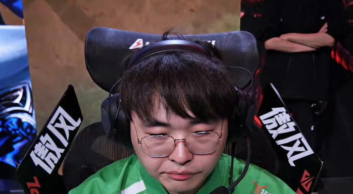 听说你们也想解散呼吸哥对位Theshy多次打出单杀，三局砍下11714的战绩