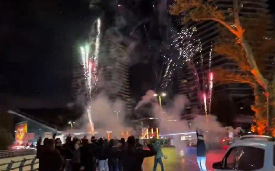 啊这加拉塔萨雷球迷深夜放烟花，利物浦众将备战欧冠受干扰