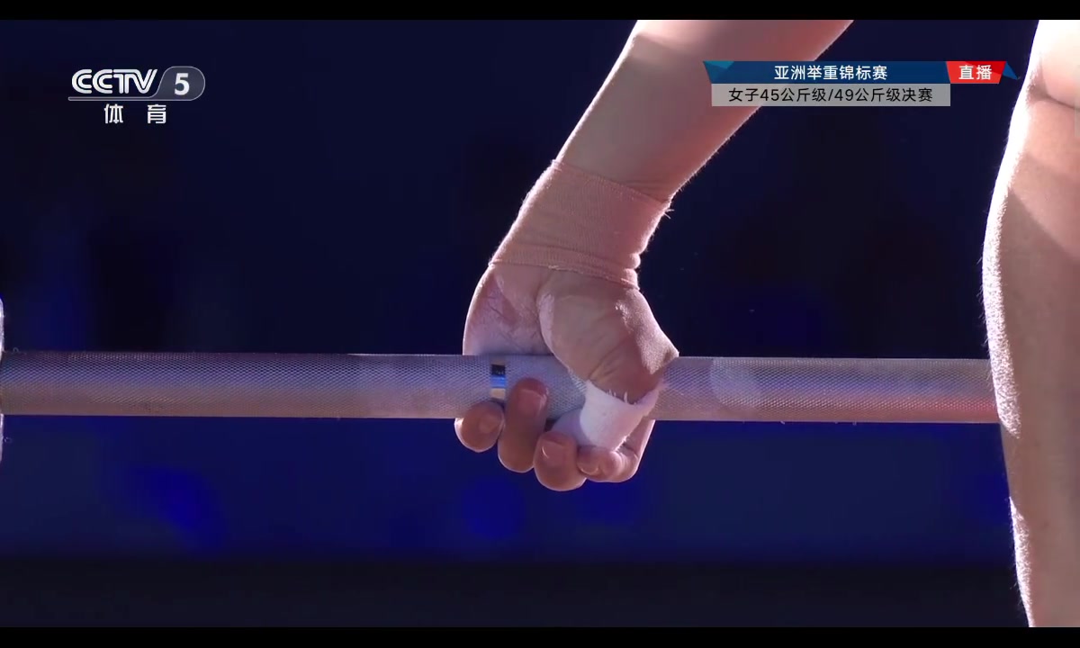 举重亚锦赛：中国选手赵金红连续刷新