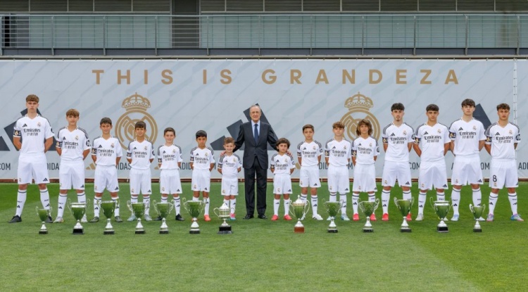 皇马本赛季13支梯队夺冠！弗洛伦蒂诺与各梯队会面合影