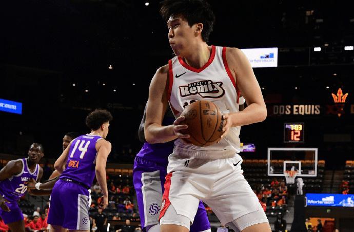 背靠中国市场!杨瀚森又被开拓者召回,上不了场也能卖票!