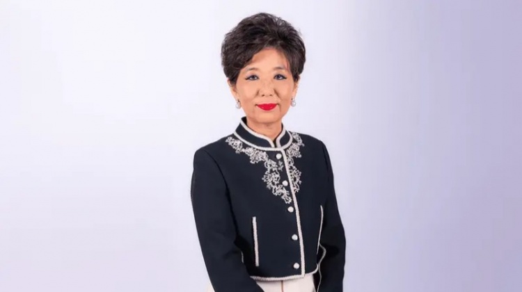 队报介绍里昂女主席米歇尔康：韩裔美