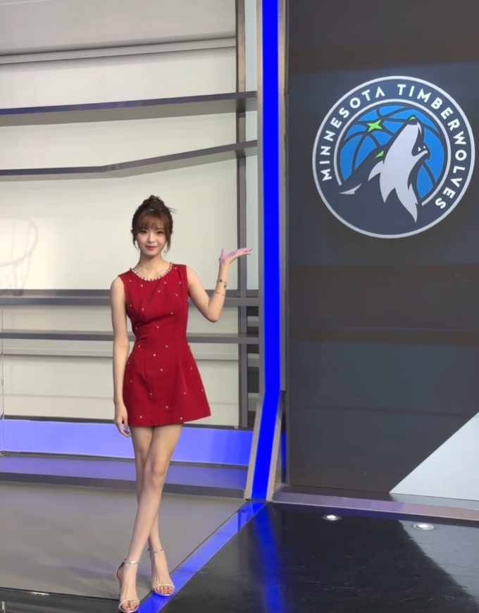 跨界主持这一块！主持泱泱晒照：LPL冲！nba20号之后再归来么么哒