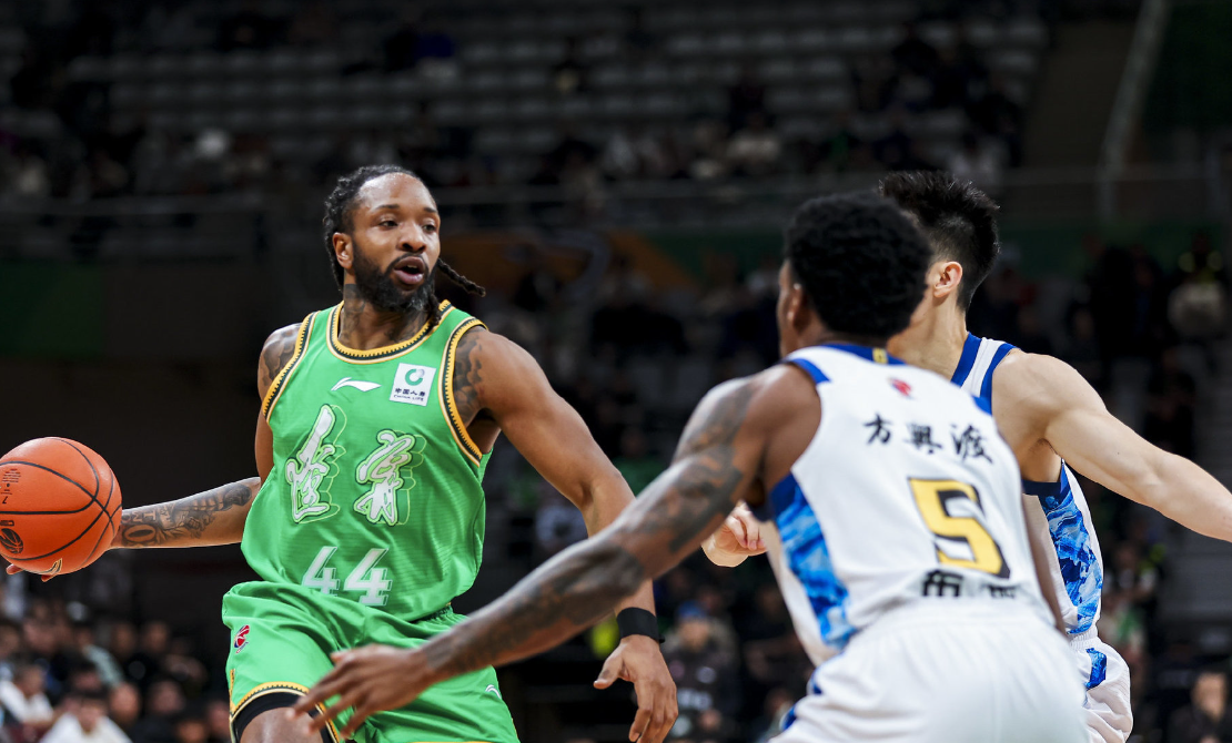 CBA大冷门!卫冕冠军遭辽篮16分复仇,超级外援18中5成输球罪人