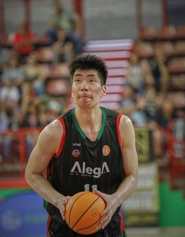 牺牲这么大2米21男篮国手留洋月薪2