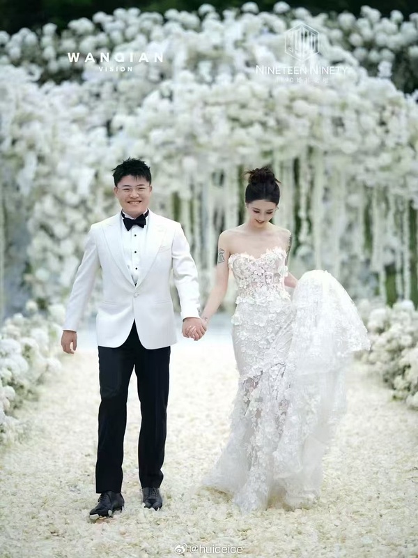 真好兄弟Uzi和aomimi补办婚礼Ming当伴郎亲吻乌兹侧脸