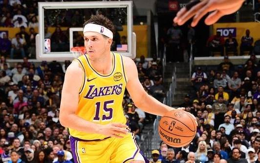 追平贝勒排名湖人队史第三高!里夫斯开赛前四场轰143分