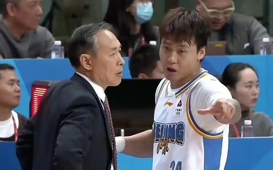 CBA三消息：杜锋带徐杰小胡参会，赵睿伤病更新，邱彪被罚未道歉