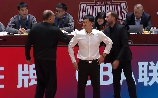 北控近4战3负+20分惨负浙江引热议！媒体人：张庆鹏帅位危矣