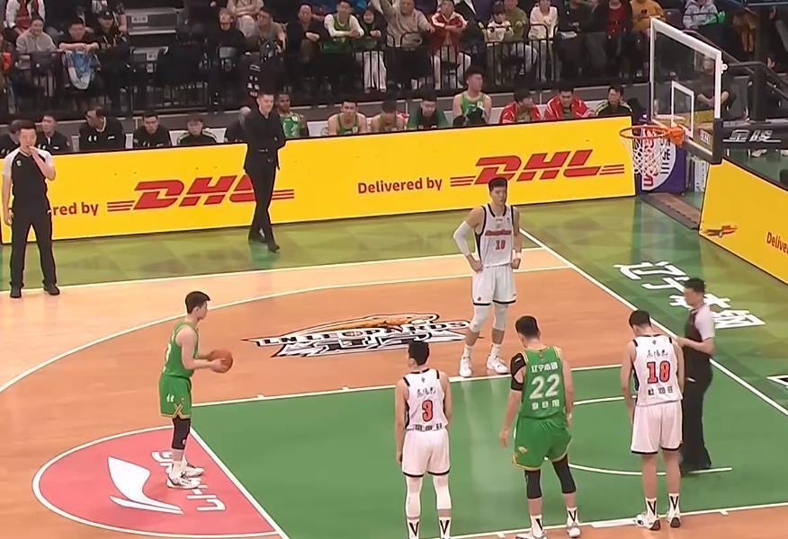 什么情况辽粤大战争议画面曝光徐杰被撞倒技术台人员竟鼓掌