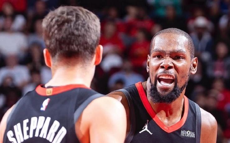 拿5470万顶薪，逐渐成球队负担！作为NBA超巨，成破坏大环境的人