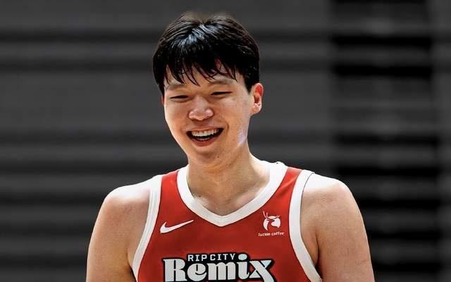 轻松拿捏！杨瀚森G联赛大爆发：22分7板