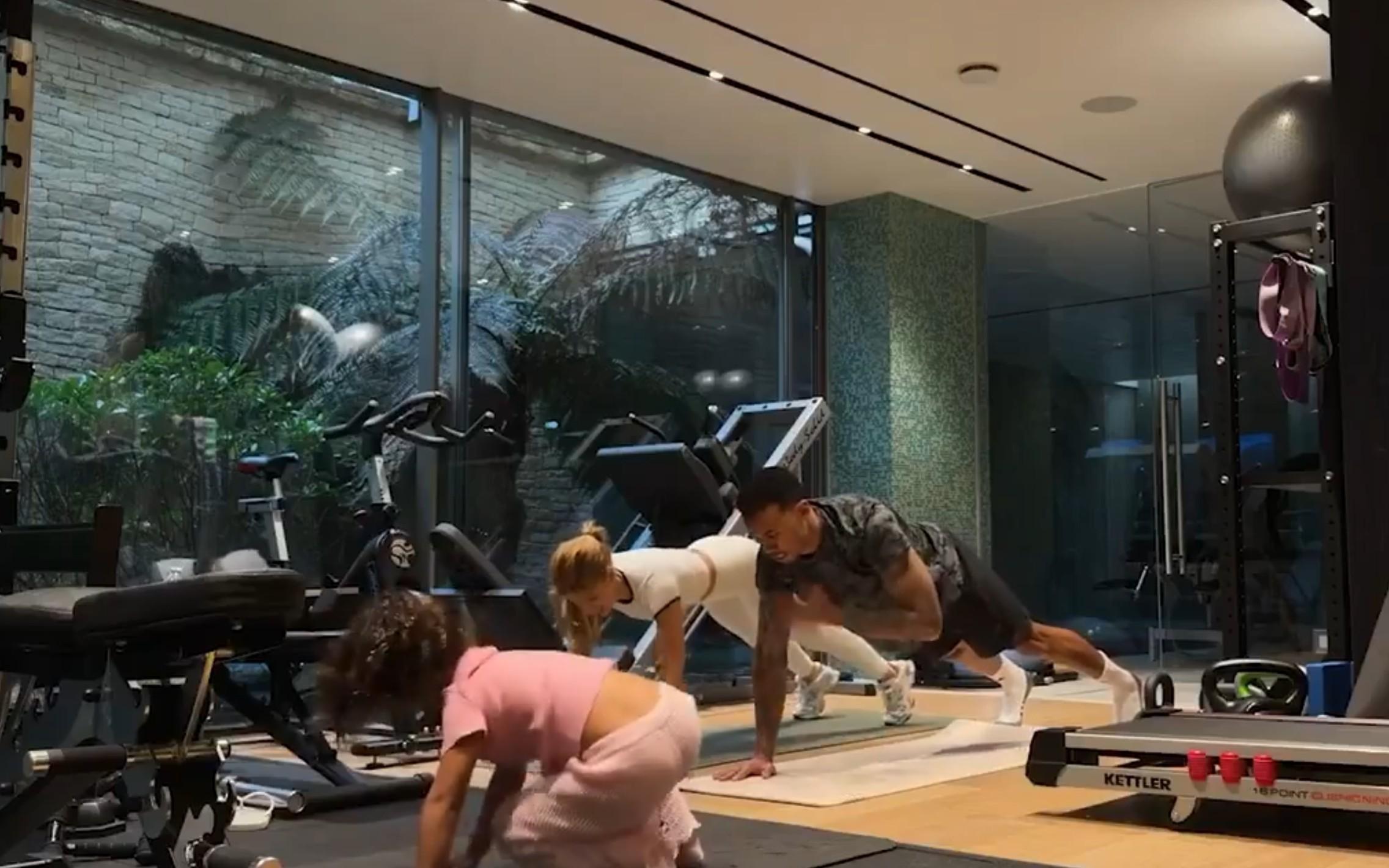 勉励自我，加布里埃尔家中白板上写着“世界最佳防守球员”