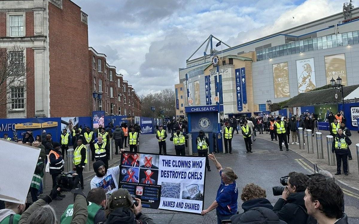抗议BlueCo，切尔西球迷在斯坦福桥场外高喊“恩佐马雷斯卡”