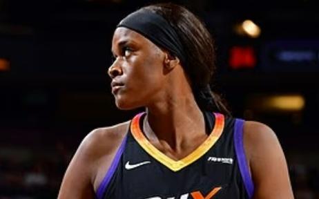 18岁，2米21！山东姑娘震惊体坛，首秀12分钟碾压多名WNBA名将