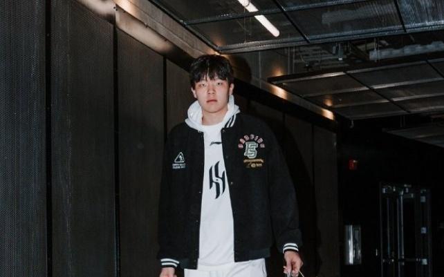 7天6赛仍19+5！杨瀚森4犯8失误瑕不遮瑜美记：看好他的长远未来