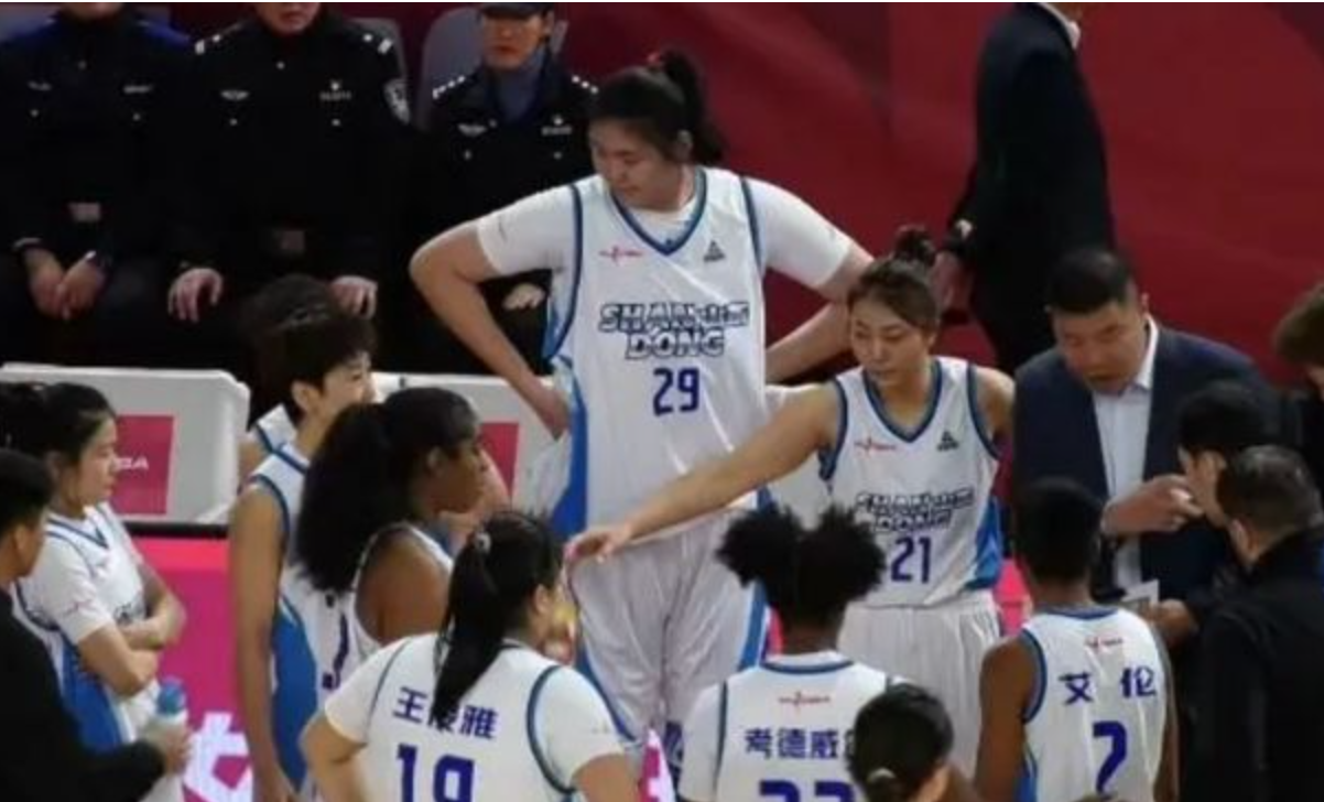 18岁2米26中锋打出巨星水平！7分46秒，12投9中轰19分10板