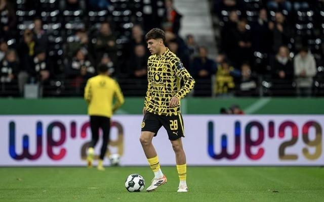 天空：切尔西已经告知多特，将召回中卫