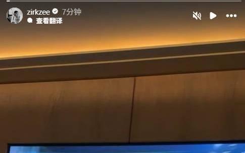 齐尔克泽晒在家看直播照片：我的天哪！！多古太牛了！