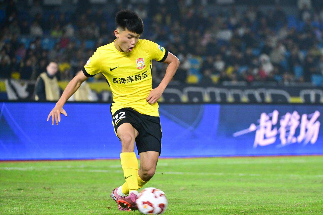 深圳截胡失敗，上港隊(duì)正式官宣楊希加盟，未來(lái)將挑大梁，值得期待