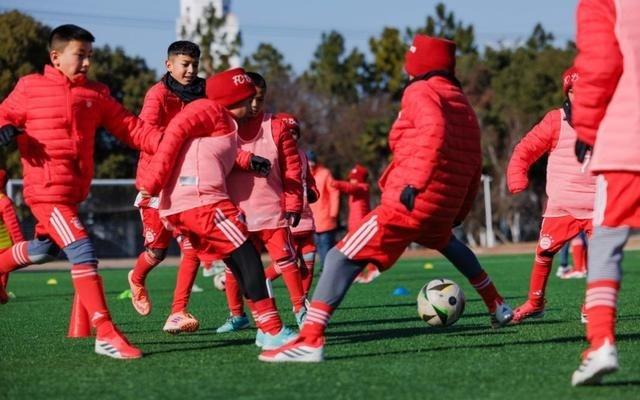 德企联手拜仁慕尼黑，带领新疆足球少年开启公益青训计划