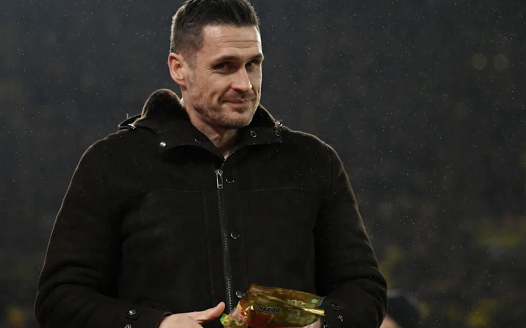 童趣，德天空送给多特体育总监凯尔两包小熊软糖当作生日礼物