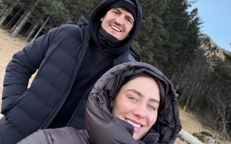 丰富的假期，马奎尔前往冰岛看极光，卡