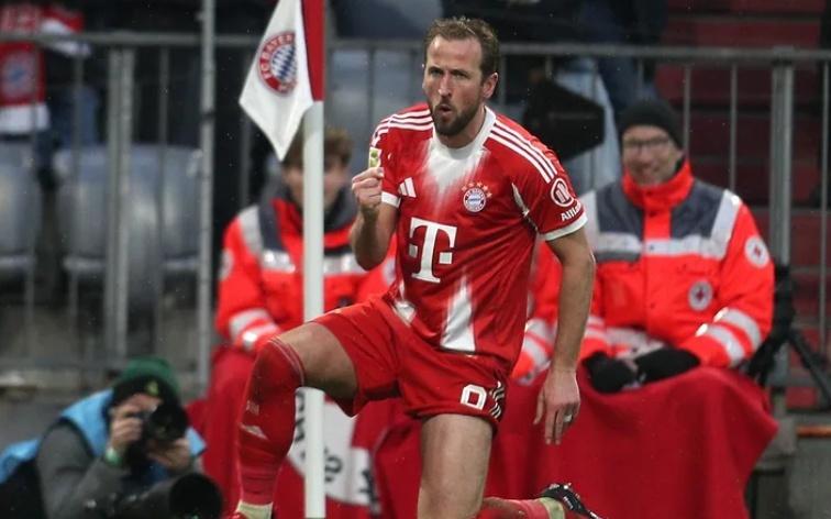 凯恩乐极生悲！轰世界波后送点，23轮轰28球，打破莱万神纪录