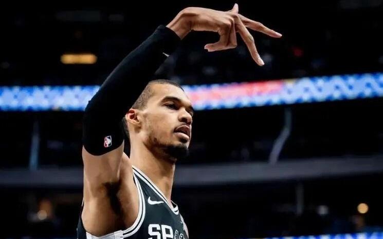 开眼了！NBA历史首次！一支球队吃掉整