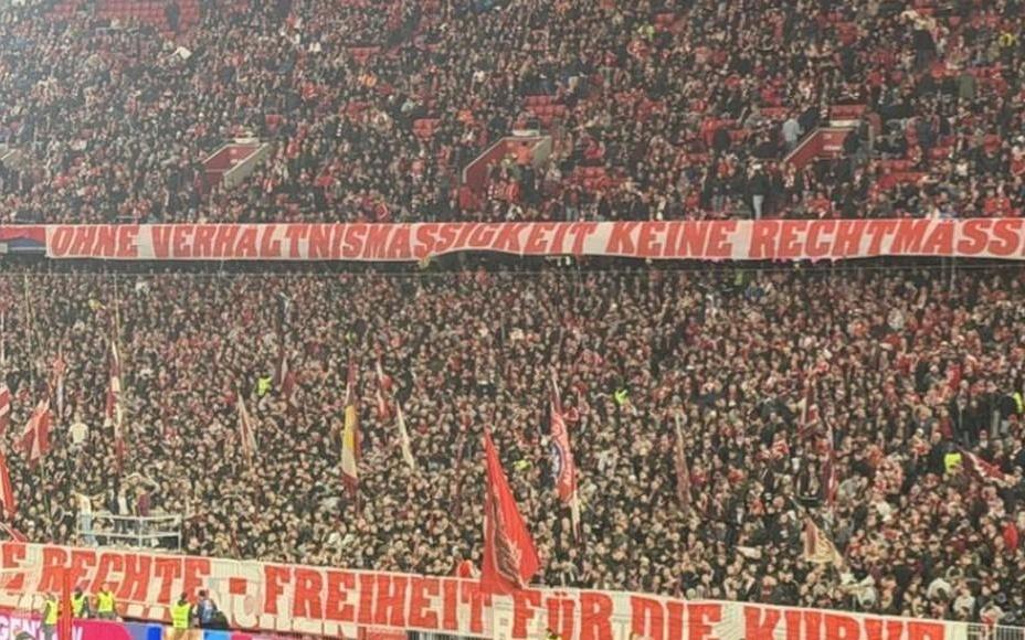 针对此前与警方的冲突，拜仁南看台拉横幅：反对任意执法