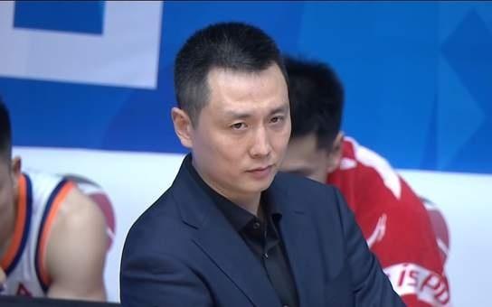 50分大胜，上海男篮稳坐榜首位置张镇