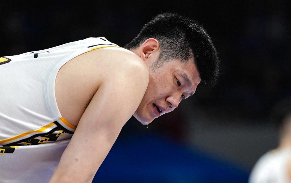 CBA再现暴力伤人！胡金秋惨遭卸胳膊，