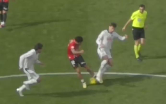 西甲裁判再出离谱误判：离得近+被提醒，仍坚持称“看不见”