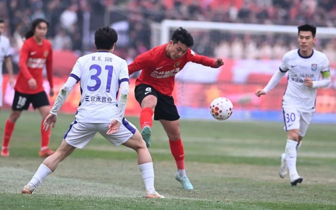 刚刚，沈阳铁西体育场沸腾了！30！辽宁铁人中超首胜！