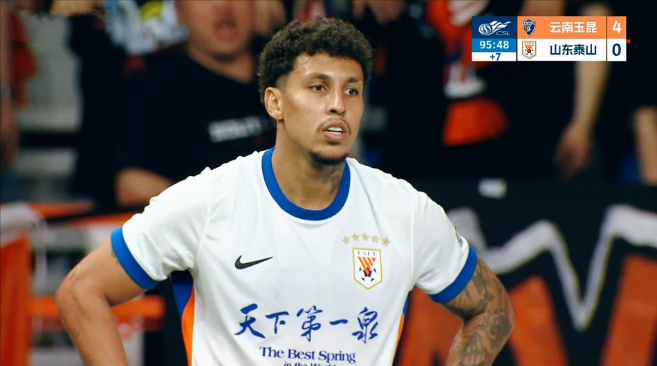 04惨败！谢文能红牌，中超爆大冷：山东泰山一败涂地，无愧苦主