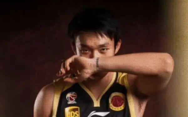 一个时代落幕了！丁彦雨航正式退役，山东男篮再无"四字外援"