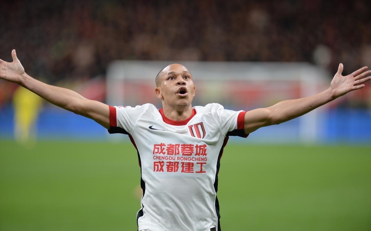 33！川渝德比火爆，铜梁龙让二追三，成都补时绝平，7分领跑中超