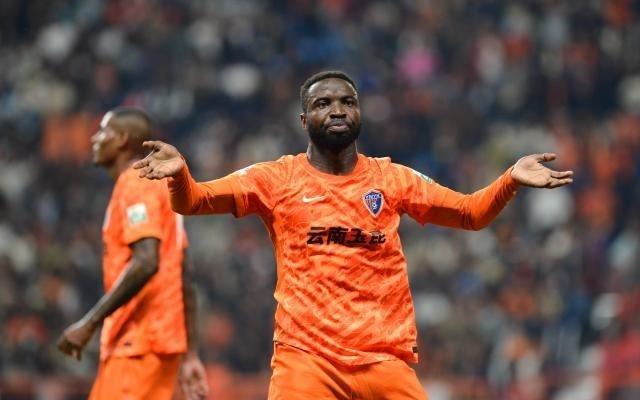 【中超】奥斯卡双响谢文能染红玉昆4比0泰山