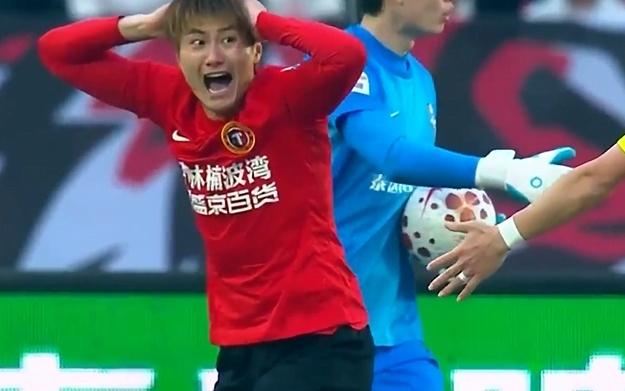 中超巨大争议！王献钧拉人险逃点，田玉达气出表情包，李金羽暴怒