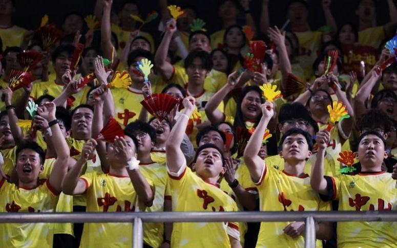 游客幸运中签粤BA揭幕战，感受广东篮球热潮后还想看粤超