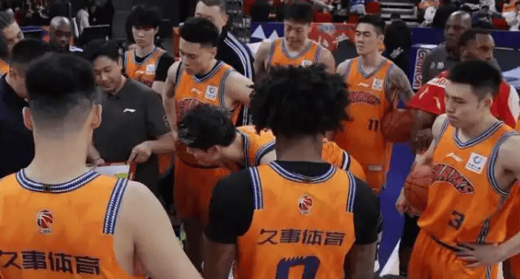 CBA一夜三重奏！上海9连胜碾压四川，赵睿34分带队掀翻辽宁