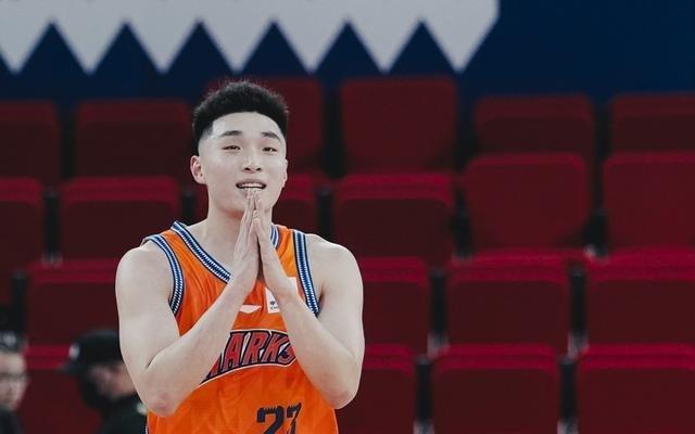 上海男篮轻取四川男篮本土新秀吴泽昊完成CBA职业首秀