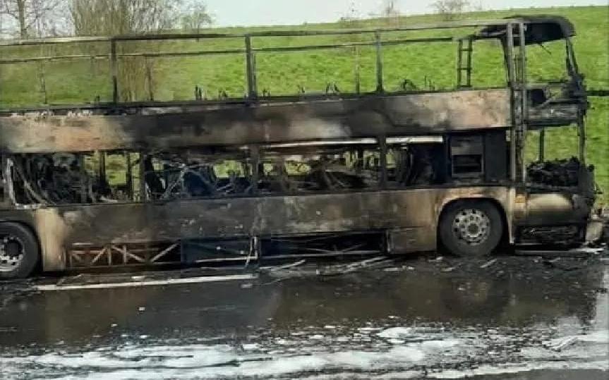 曼城球迷大巴英联杯决赛前在高速上起火，所幸无人受伤