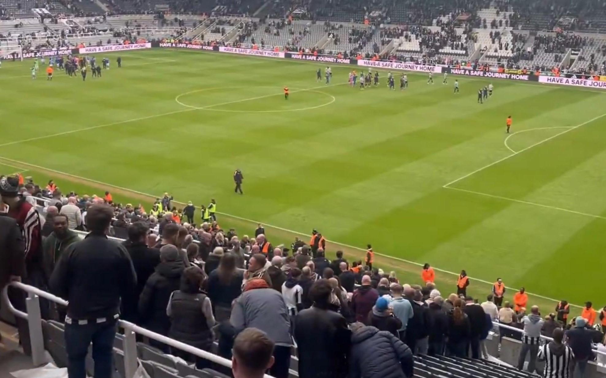 主场遭死敌桑德兰逆转，赛后纽卡将帅谢场时遭遇球迷嘘声