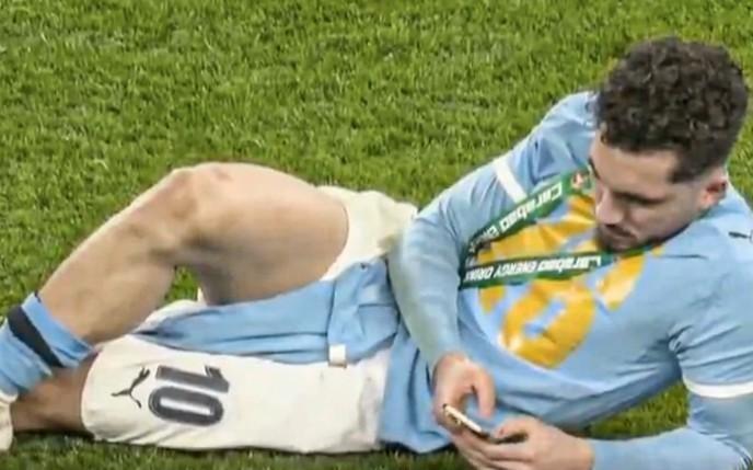 松弛，英联杯颁奖典礼结束后谢尔基在场内躺着玩手机