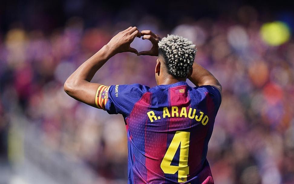 体坛联播曼城捧起联赛杯冠军奖杯皇马3比2逆转马竞